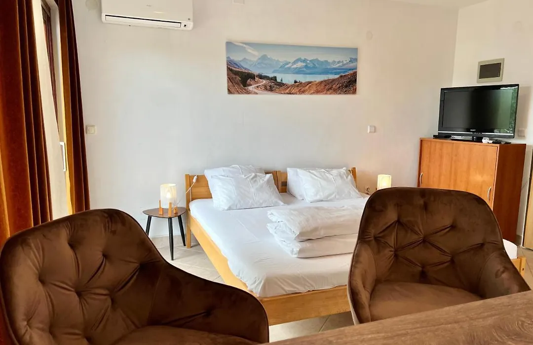 Rooms & Apartment Hegic With Parking-1