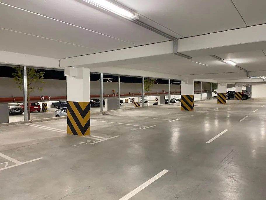 New Modern Apt Near Old Town - Private Parking-1