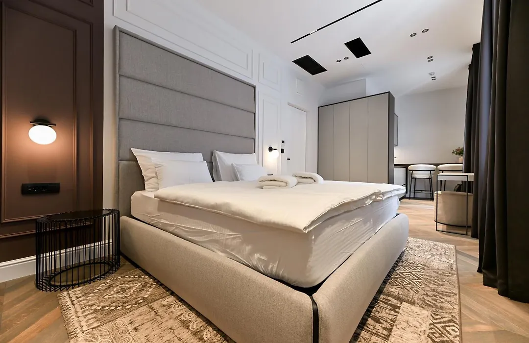 Three Pearls Deluxe Rooms & Studios-1