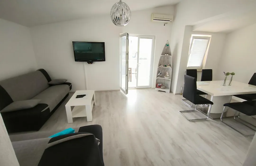 Rooms & Apartments Ana 2-1