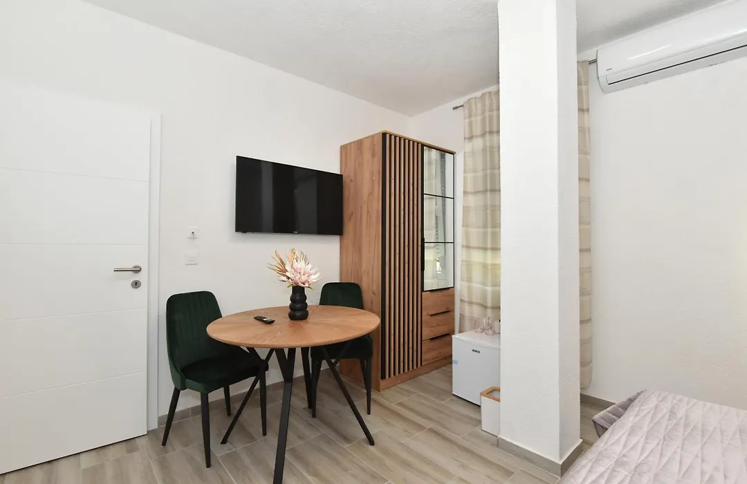 Sofia'S Studio & Room-1