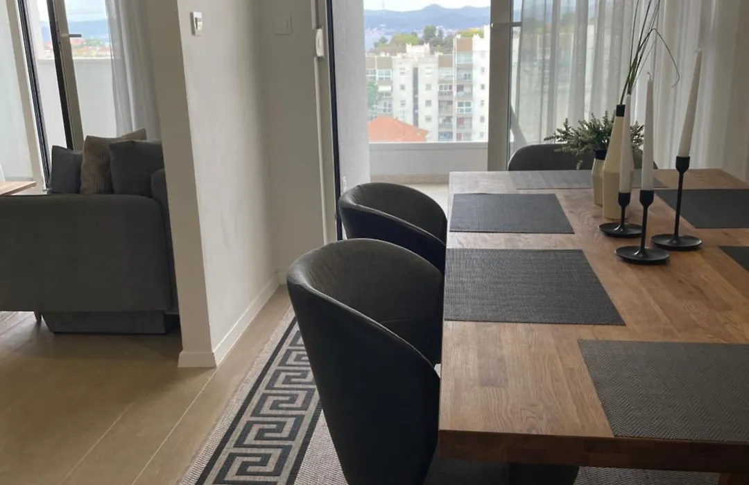 New Modern Apt Near Old Town - Private Parking-1