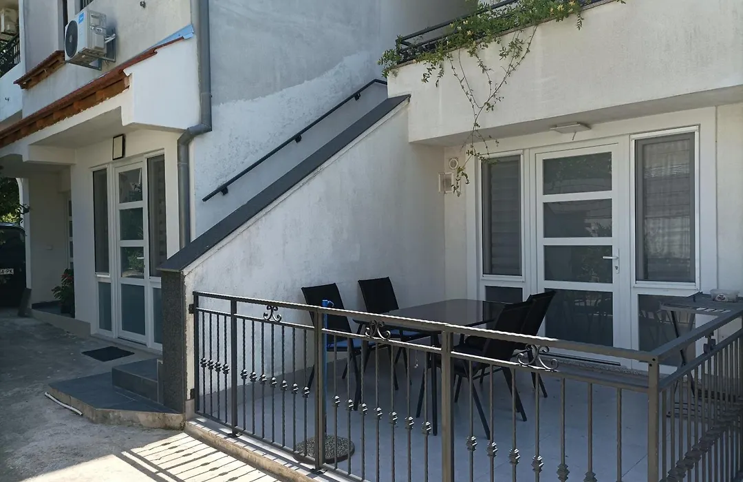 Rooms & Apartment Hegic With Parking-1