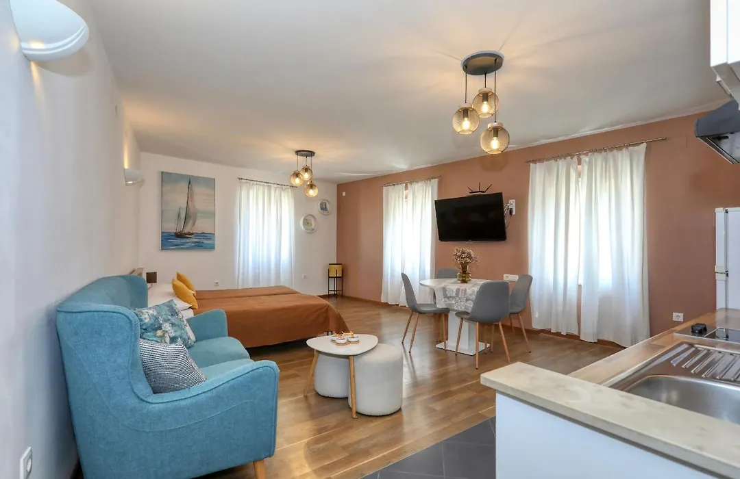 Rooms & Apartments 72-1