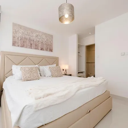 Urban Luxury Apartment-3