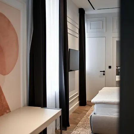 Three Pearls Deluxe Rooms & Studios-2