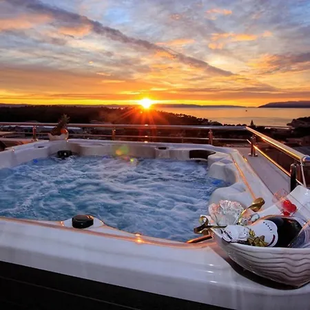 Fux Luxury Rooftop Terrace Jacuzzi & Bbq-2