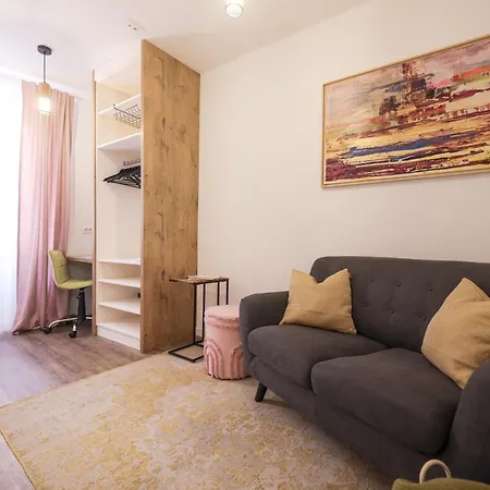 Charming Studio Apt In City Center-2
