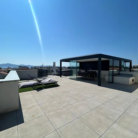 Fux Luxury Rooftop Terrace Jacuzzi & Bbq-3