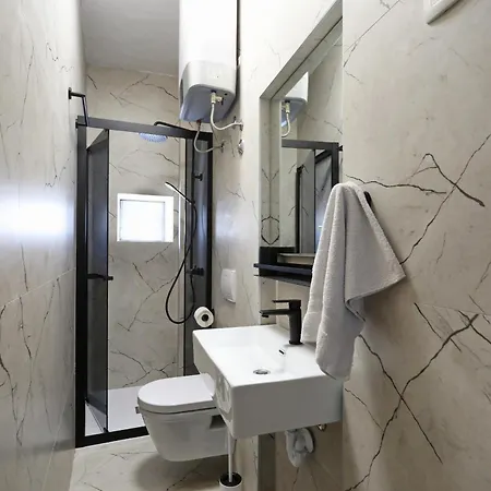 Rooms & Apartments 72-2