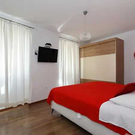 Rooms & Apartments 72-3