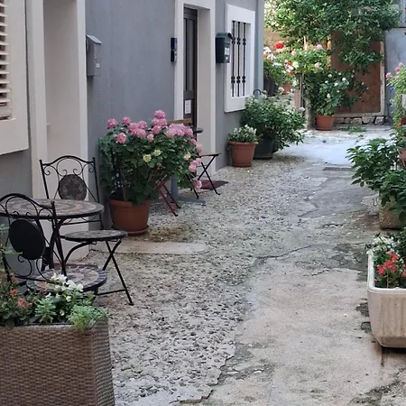 Studio Apartman & Rooms No1-3