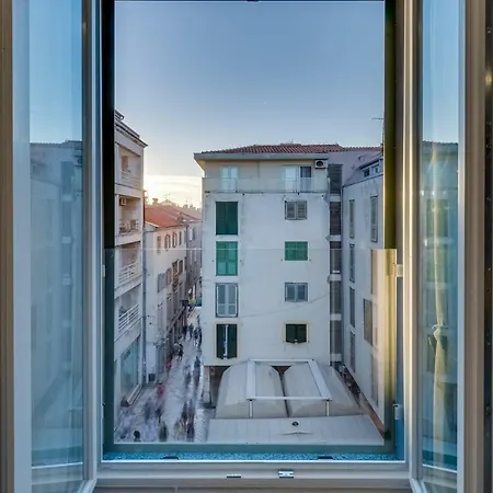 Downtown Marcius Luxury Apartment With Jacuzzi & Sauna-3