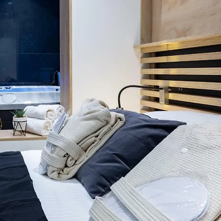 Downtown Marcius Luxury Apartment With Jacuzzi & Sauna-2