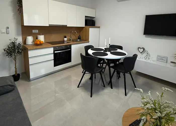Apartment Monika - Private Terrace & Parking Zadar